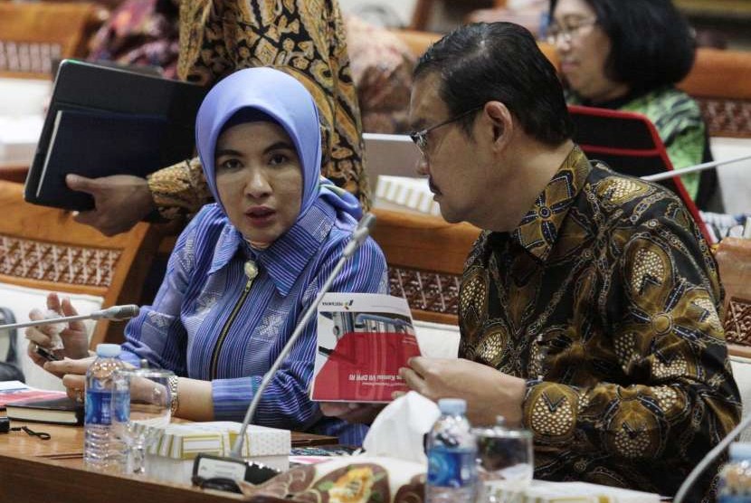 Dirut PT Pertamina (Persero) Nicke Widyawati (kiri) bersama Direktur Sumber Daya Manusia Kushartanto Koeswiranto (kanan) saat menghadiri Rapat Panja Migas dengan Komisi VII DPR di Kompleks Parlemen Senayan, Jakarta, Rabu (26/9).