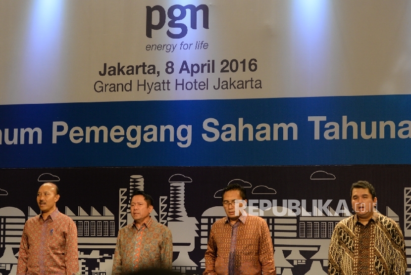 Dirut PT PGN Hendi Prio Santoso (kanan) bersama jajaran direksi dan komisaris Perusahaan Gas Negara (PGN) mengikuti RUPS Tahunan PGN 2016 di Jakarta, Jumat (8/4). 