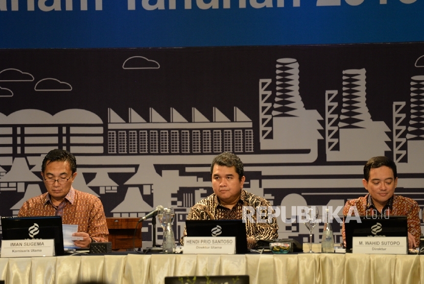 Dirut PT PGN Hendi Prio Santoso (tengah) bersama jajaran direksi dan komisaris Perusahaan Gas Negara (PGN) mengikuti RUPS Tahunan PGN 2016 di Jakarta, Jumat (8/4).