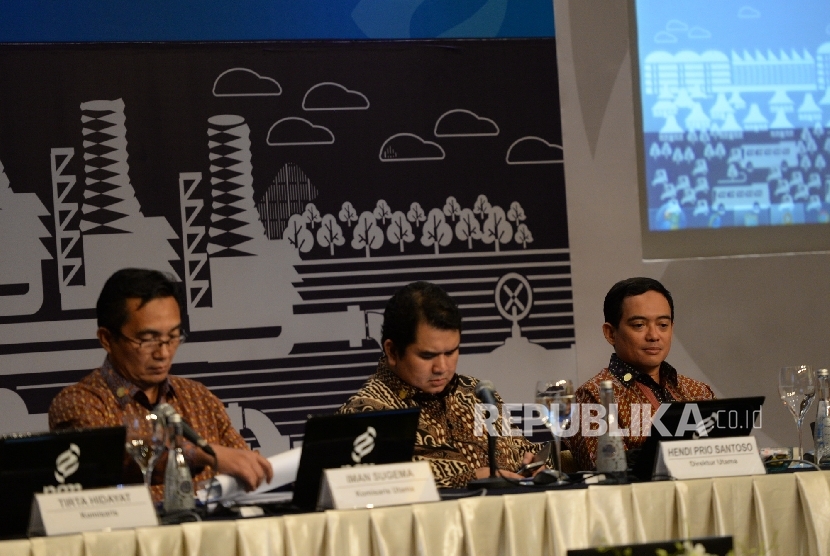 Dirut PT PGN Hendi Prio Santoso (tengah) bersama jajaran direksi dan komisaris Perusahaan Gas Negara (PGN) mengikuti RUPS Tahunan PGN 2016 di Jakarta, Jumat (8/4).