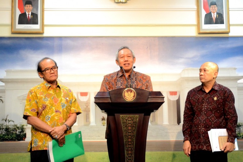 Dirut PT Semen Gresik Suparni didampingi Ketua ASI Widodo Santosa dan Kepala Staf Presiden Teten Masduki menyampaikan keterangan pers, di Istana Merdeka, Jakarta, Senin (28/9).