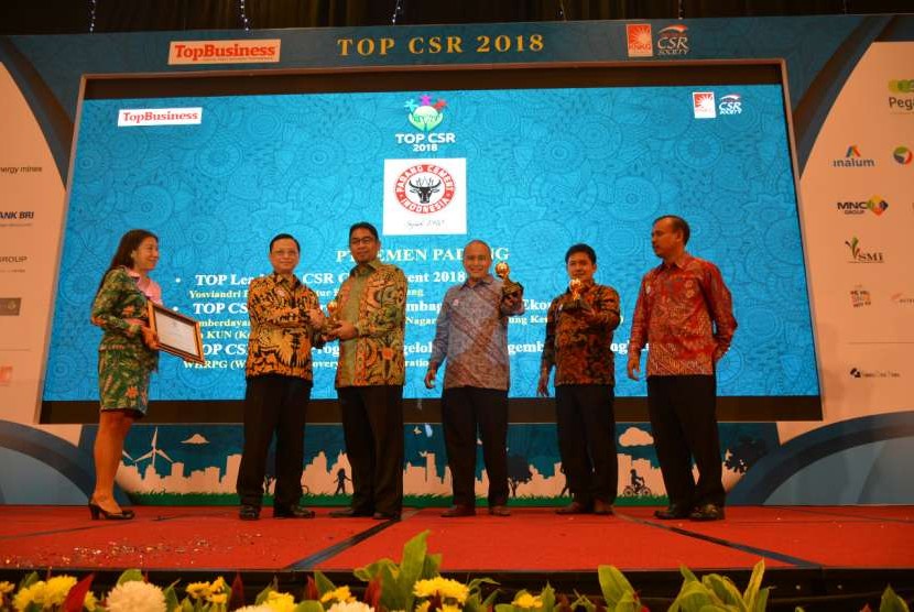 Dirut PT Semen Padang Yosviandri menerima penghargaan TOP CSR 2018 dari Dewan Penasihat Majalah TopBusiness, Suryo Danisworo di Jakarta, Kamis, 4 Oktober 2018.