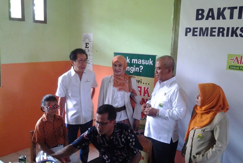 Dirut PT Sido Muncul Irwan Hidayat di SDN Marga Mulya III, Bekasi Utara, Rabu (22/4).
