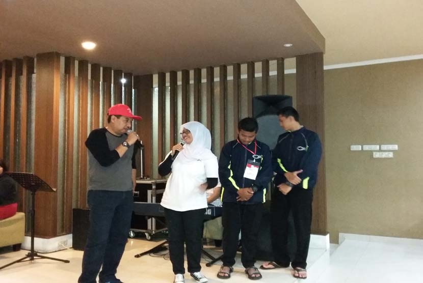 Dirut PT Surveyor Indonesia M Arif Zainuddin (kiri) berbicara dengan beberapa siswa SMU Jawa Tengah peserta program Siswa Mengenal Nusantara, di Palangka Raya, Kalimantan Tengah, Ahad (20/12). 