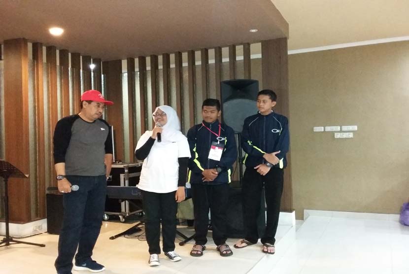 Dirut PT Surveyor Indonesia M Arif Zainuddin (kiri) bersama beberapa pelajar SMU Jawa Tengah peserta program Siswa Mengenal Nusantara ke Provinsi Kalimantan Tengah di Palangka Raya, Ahad (20/12) malam.