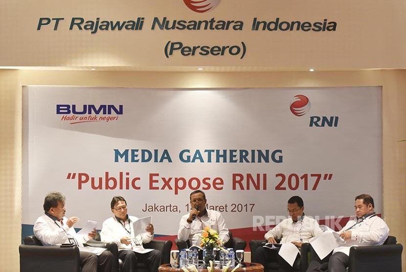 Dirut Rajawali Nusantara Indonesia (Persero) B Didik Prasetyo (tengah) memberikan paparan jajaran dewan direksi dalam 'public expose' RNI 2017 di Jakarta, Selasa (14/3). RNI berhasil membukukan laba konsolidasi sebesar Rp247 miliar pada tahun 2016 atau men