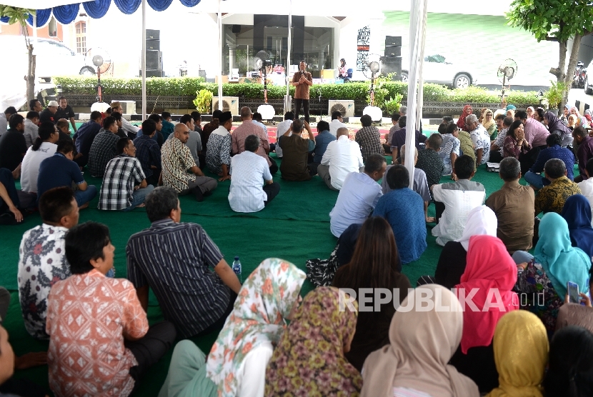  Dirut Republika Agoosh Yooshran memberikan sambutan saat Halalbihalal pegawai Republika di Gedung Republika, Jakarta, Rabu (12/7). 