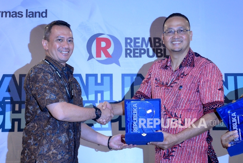 Dirut Republika Media Mandiri Agoosh Yoosran (kiri) memberikan cindramata kepada Dirjen Aplikasi Informatika Kementerian Komunikasi dan Informatika (Kemkominfo) Semuel Abrijani Pangerapan pada acara 