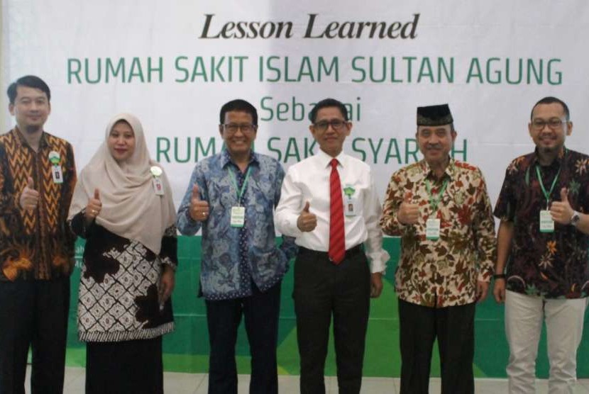 Dirut RS JIH Yogyakarta, dr Mulyo Hartana (tiga kiri) berfoto bersama Dirut RSI Sultan Agung, dr Masyhudi, serta jajaran manajemen RSI Sultan Agung pada saat acara Lesson Learning.