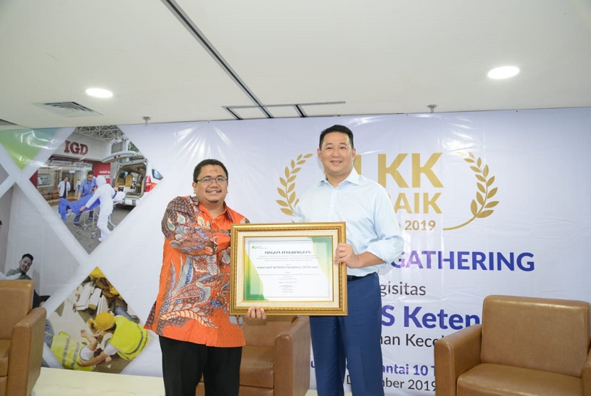 Dirut RS MMC, Dr. Roswin R Djaafar, MARS., Direktur Pelayanan BPJAMSOSTEK , Krishna Syarif menyerahkan secara langsung penghargaan PLKK Award 2019