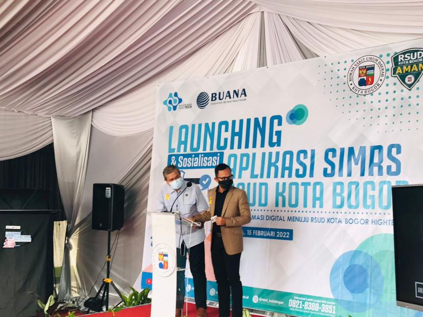 Dirut RSUD Kota Bogor Ilham Chaidir dan Wali Kota Bogor Bima Arya dalam peluncuran SIMRS RSUD Kota Bogor.