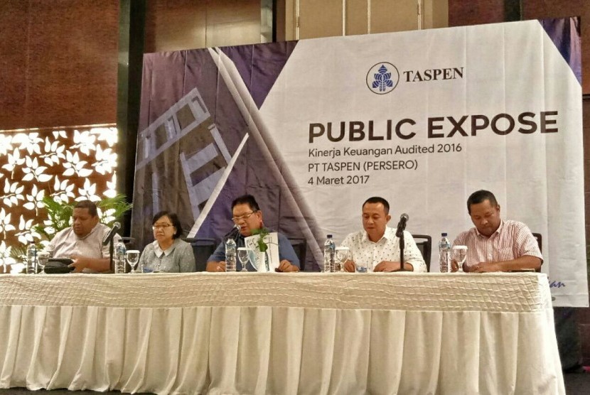 Dirut Taspen Iqbal Latanro (tengah) memaparkan kinerja 2016 di Bogor, Sabtu (4/3). 