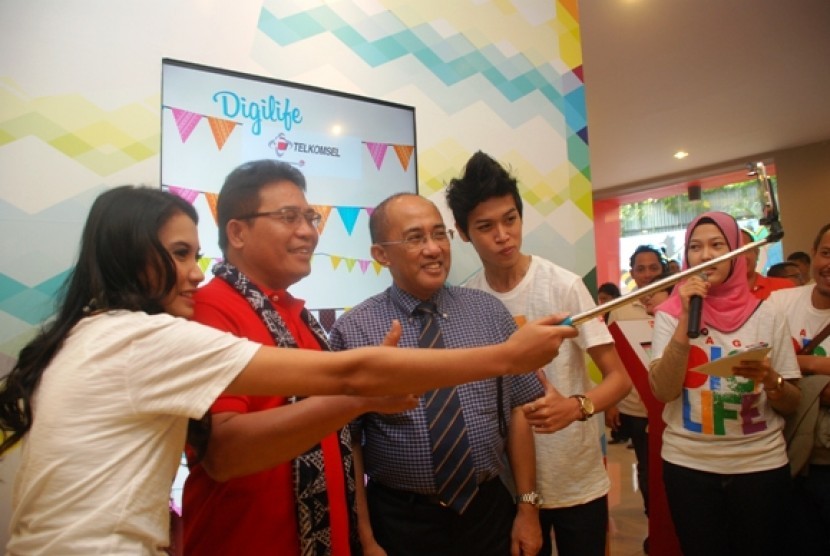 Dirut Telkomsel Alex J Sinaga dan Rektor Unpad Prof Dr Ir Ganjar Kurnia DEA melakukan selfie di Grapari Digilife Dago, Bandung