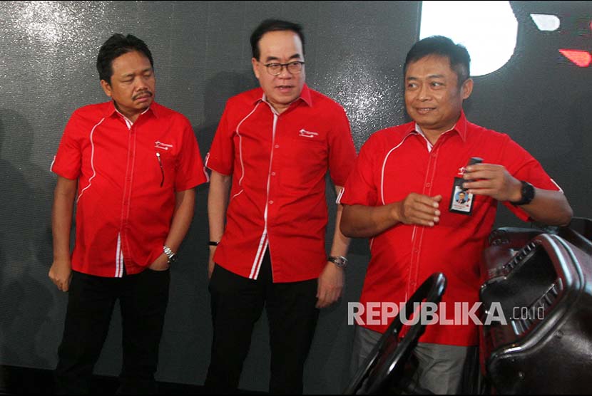 Dirut Telkomsel Ririek Adriansyah (kanan), disaksikan Direktur Sales Sukardi Silalahi (tengah) dan Direktur Planning & Transformation Edward Ying, secara simbolis bersiap memasukkan perangkat telematika Telkomsel FleetSight ke dalam mobil, saat peluncurannya, di Jakarta, Senin  (27/11). Telkomsel meluncurkan Telkomsel FleetSight, solusi layanan pengelolaan armada yang mensinergikan perangkat telematika berbasis satelit.