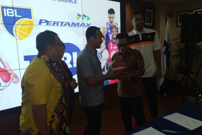Dirut Utama IBL Junas Miradiarsyah (tiga kiri) menyerahkan bola basket kepada Dirut TVRI, Helmy Yahya saat acara penandatanganan kerjasama di kantor TVRI Jakarta, Selasa (7/1/2020).
