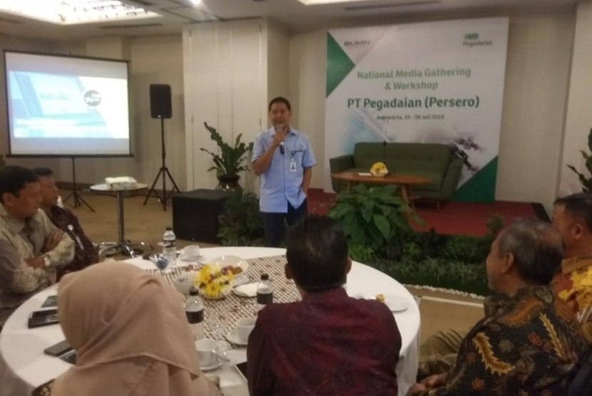 Dirut Utama Pegadaian Kuswiyoto saat memberikan materi di Workshop Media Nasional, PT Pegadaian (Persero) di Yogyakarta, Jumat (26/7).