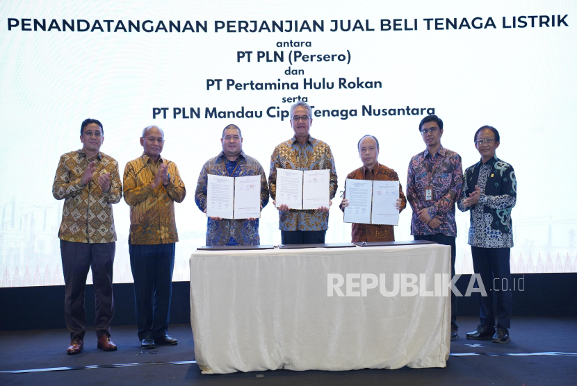 Disaksikan Kepala Satuan Kerja Khusus Pelaksana Kegiatan Usaha Hulu Minyak dan Gas Bumi (SKK Migas), Djoko Siswanto (kedua dari kiri), Direktur Pembinaan Pengusahaan Ketenagalistrikan Ditjen Ketenagalistrikan KESDM, Havidh Nazif (kedua dari kanan), Direktur Retail dan Niaga PLN, Adi Prianto (kanan) dan Wakil Direktur Utama Pertamina, Oki Muraza (kiri), penandatanganan Perjanjian Jual Beli Tenaga Listrik (PJTBL) antara General Manager PLN Unit Induk Distribusi Riau dan Kepulauan Riau, Joni (ketiga dari kiri), Direktur Utama Pertamina Hulu Rokan, Ruby Mulyawan (tengah) dan Direktur Utama PLN MCTN, Junaidi Abdi (ketiga dari kanan).