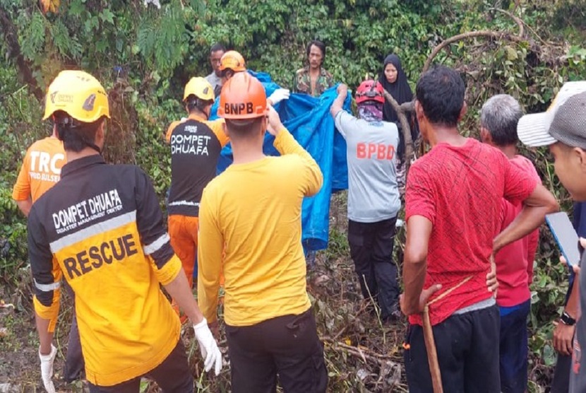 Disaster Management Center (DMC) dan Dompet Dhuafa Sulawesi Selatan bersama relawan gabungan berhasil mengevakuasi dua korban yang terdampak banjir dan tanah longsor di Kota Parepare, Sulawesi Selatan.