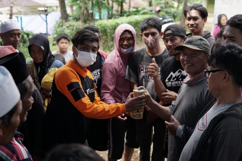 Disaster Management Center (DMC) Dompet Dhuafa bersama tim relawan terus sisir para penyintas bencana gempa di Cianjur Jawa Barat, Selasa (22/11/2022).  DMC ikut tim SAR gabungan untuk pencarian korban yang tertimbun di beberapa titik di Kabupaten Cianjur .