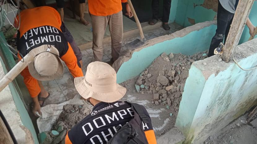 Disaster Management Center Dompet Dhuafa mengirimkan kendaraan taktis dan armada medis menuju lokasi terdampak gempa bumi di wilayah Cianjur.