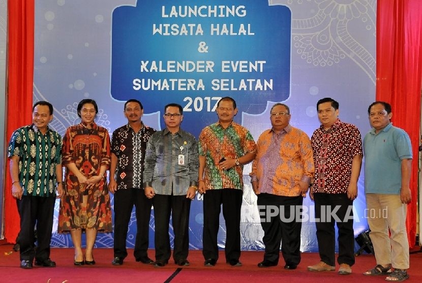   Disbudpar Sumatera Selatan (Sumsel), Jumat (16/12) meluncurkan program wisata halal 2017 yang dilakukan Kepala Disbudpar Sumsel Irene Camelyn bersama stake holder pariwisata. (Foto: Republika/Maspril Aries)