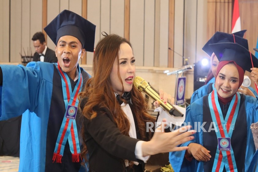 Disco'nann menghibur wisudawan dalam prosesi wisuda UBSI di Hotel Patrajasa, Semarang, Kamis (20/11/2025).