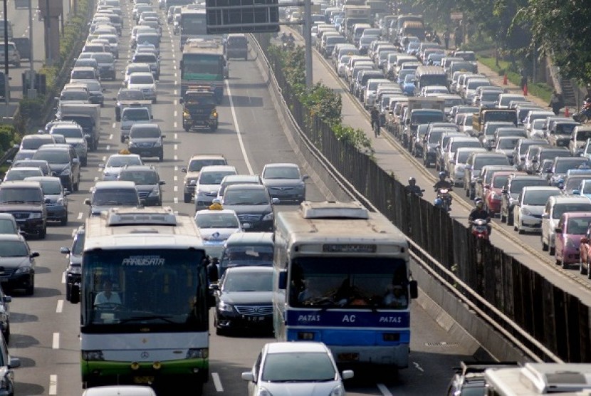 Discrepancy between road development and the growth of vehicles per annum is among the causes of increasing number of traffic accident in Indonesia. (illustration)  
