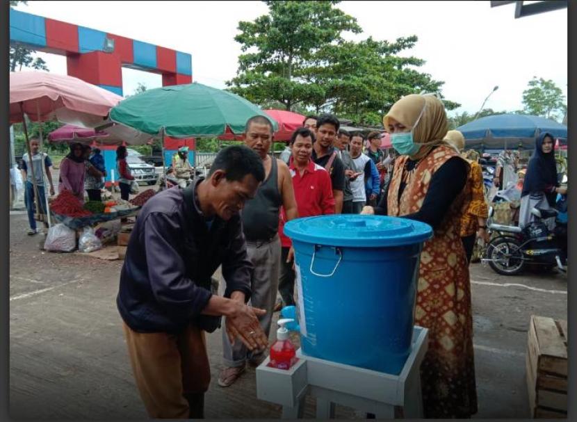 Disdagperin Muba turun ke lapangan untuk memfasilitasi tempat cuci tangan di sejumlah titik pasar tradisional di Pasar Randik Sekayu, Jumat (20/3).(Pemkab Muba)