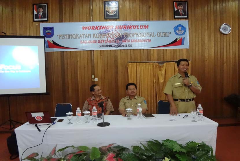 Disdikpora Kota Sawahlunto Marwa membuka workshop “Peningkatan Kompetensi Profesional Guru Dalam Mengimplementasikan Kurikulum”  di Kota Sawahlunto, Sumatera Barat, Sabtu (14/11).
