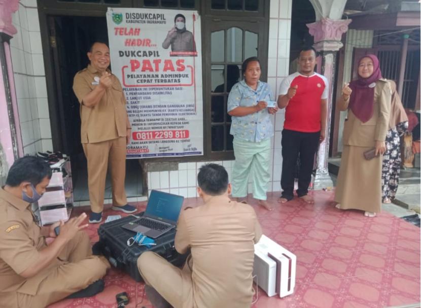 Disdukcapil Kabupaten Indramayu memberikan layanan Patas bagi warga yang membutuhkan administrasi kependudukan.