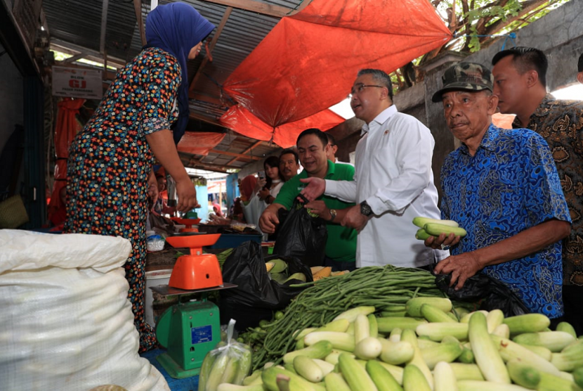 Disela kunjungan kerja di Bengkulu, Menteri Desa, PDT, dan Transmigrasi, Eko Putro Sandjojo menyempatkan diri blusukan sambil berbincang bersama pedagang Pasar Panorama, Kota Bengkulu, kamis (20/12).