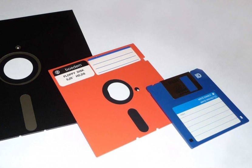 Disket berukuran 3,5 inci ini mampu menyimpan data sebesar 1,44 mb. 