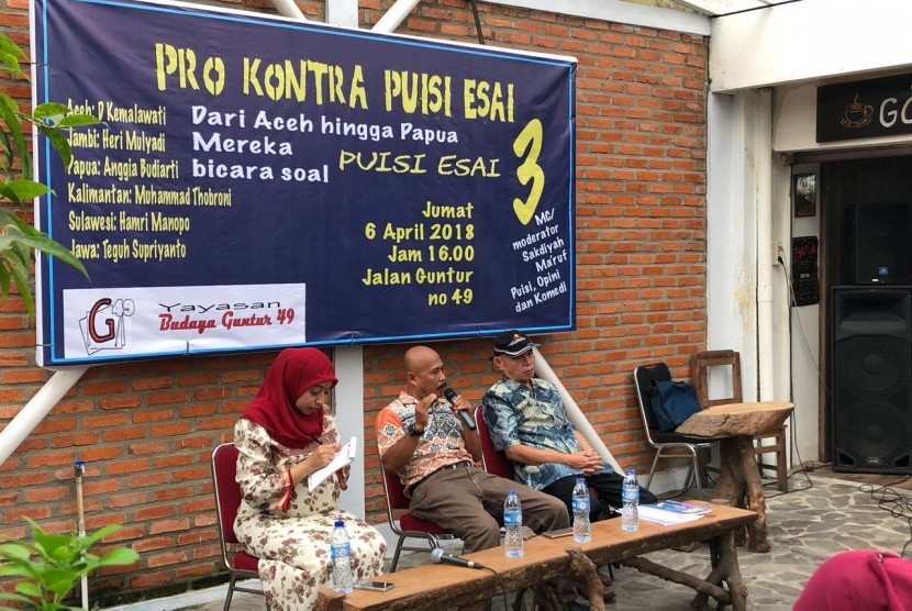 Diskusi berlangsung dalam seri ketiga pro kontra puisi esai di Yayasan Budaya Guntur, Jakarta, Jumat (6/4). 