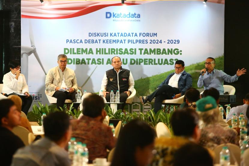 Diskusi bertajuk bertajuk Dilema Hilirisasi Tambang: Dibatasi atau Diperluas? di ballroom Hotel Aone, Jakarta Pusat. 