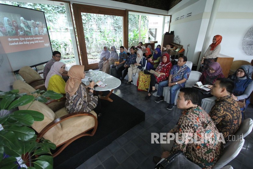 Diskusi bertajuk Inklusi Keuangan dan Pemberdayaan Perempuan Melalui Pembiayaan Syariah yang menghadirkan pembicara Ekonom Core Indonesia Hendri Saparini dan Dirut BTPN Syariah Ratih Rachmawaty, di Kantor BTPN Sinaya Cabang Dago, Kota Bandung, Kamis (19/10). 