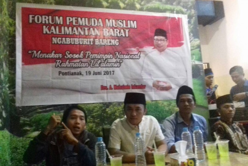 diskusi bertajuk “Menakar Sosok Pemimpin Nasional Rahmatan Lil Alamin” di Rumah Makan Pak Usu, Komplek Ahmad Yani Mega Mall, Pontiakan Kalbar, Senin (19/5). 