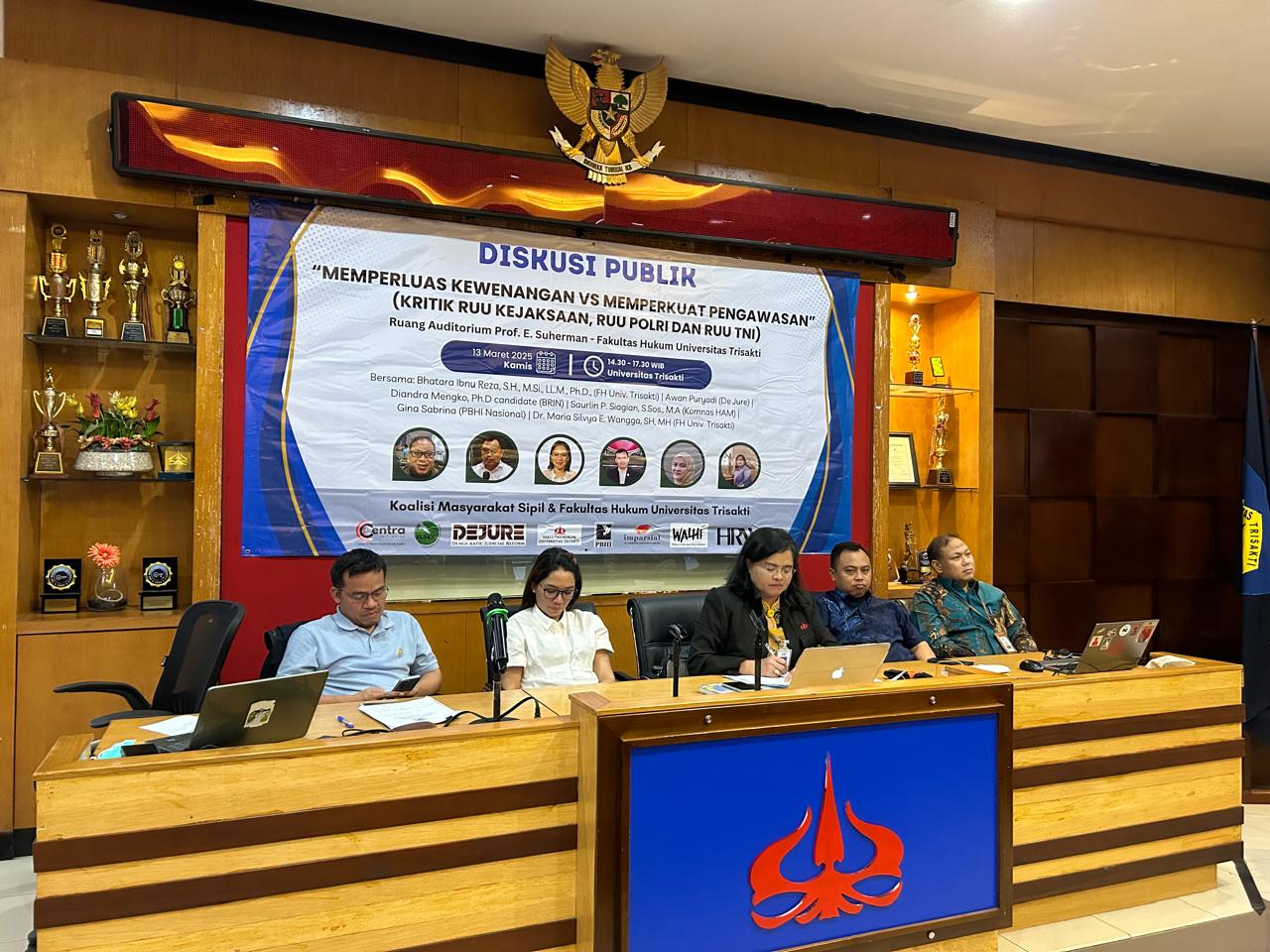 Diskusi bertema: Memperluas Kewenangan Vs Memperkuat Pengawasan (Kritik RUU Kejaksaan, RUU Polri dan RUU TNI). Diskusi Publik ini diselenggarakan Koalisi Masyarakat Sipil dengan Fakultas Hukum Universitas Trisakti.