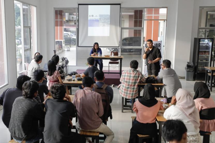 Diskusi bisnis di Gerai Kobar Kafe di Petisah Hulu, Kecamatan Medan Baru, Kota Medan, Sumut. 