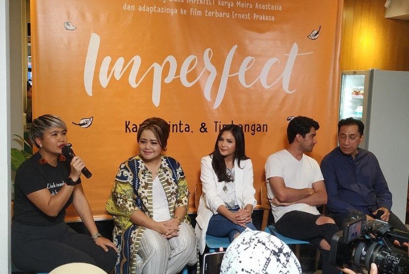 Diskusi buku Imperfect dan adaptasinya ke dalam film, Kamis (20/6).