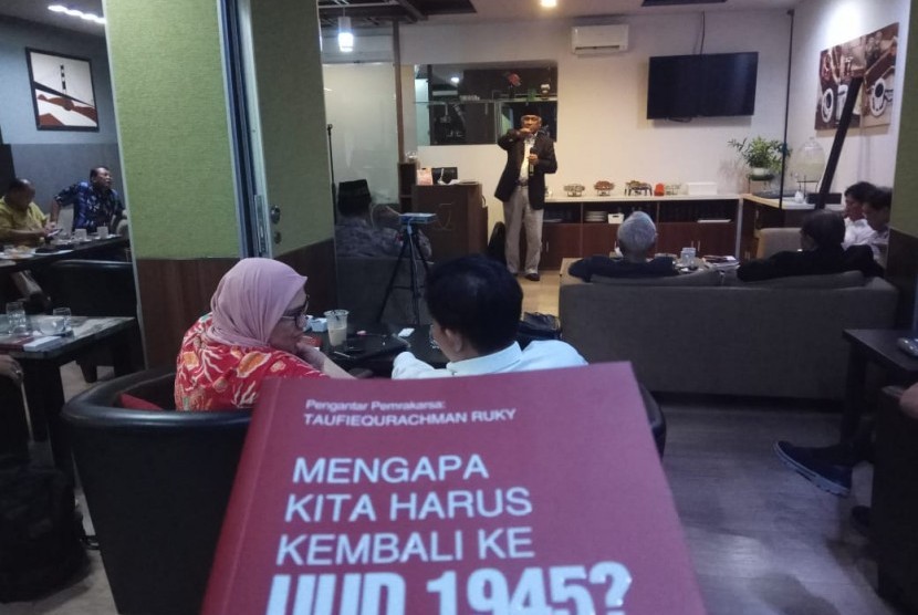 Diskusi buku kembali ke UUD 45