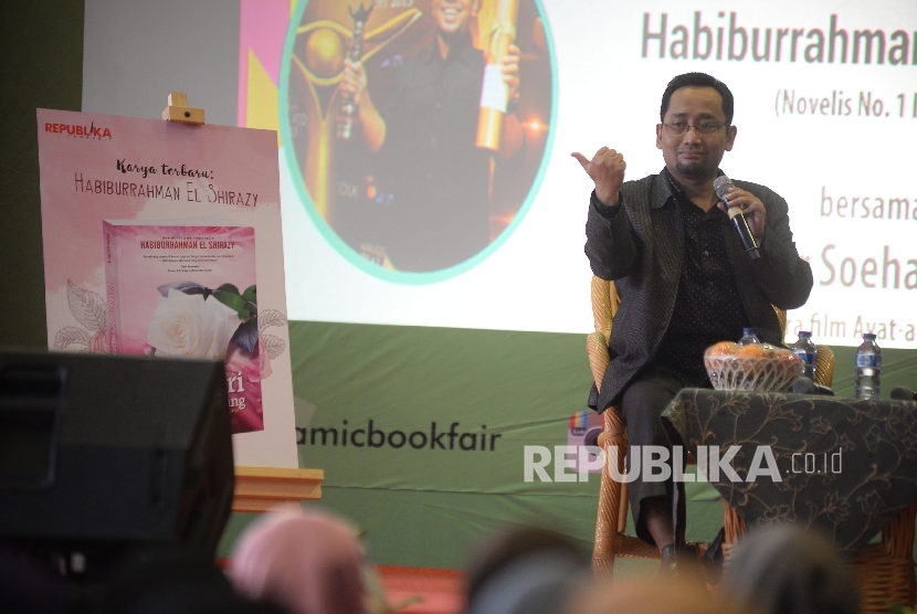 Diskusi Buku : Penulis Novel Bidadari Bermata Bening Habiburrahman El Shirazy berbicara pada diskusi bedah buku Bidadari Bermata Bening di Panggung Utama Islamic Book Fair (IBF) 2017 di JCC, Sabtu (6/5).
