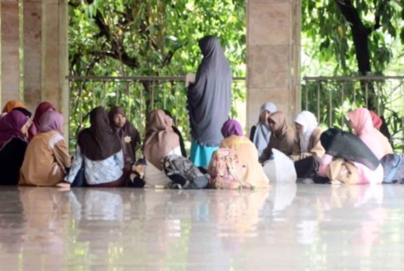 Non-Muslim diperbolehkan masuk masjid menurut sejumlah mazhab. Foto ilustrasi dakwah di masjid.