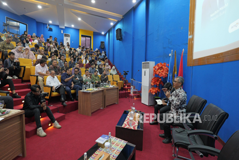 Diskusi dan bedah buku yang berjudul Praksis Pancasila; Penerapan Ideologi Pancasila di Perusahan Gobel. Acara itu digelar di Fakultas Sains dan Teknologi (FST) Universitas Islam Negeri Syarif Hidayatullah (UIN Syahid), Ciputat, Tangerang Selatan, Selasa (16/6/2025). Diskusi itu menampilkan pembicara Dr Husni Tejasukmana (Dekan FST), Prof Dr Syopiansyah Jaya Putra (Rektor Institut Teknologi Indonesia), dan Prof Dr JM Muslimin (Kepala Program Pascasarjana UIN Syahid). Sedangkan pengantar buku disampaikan oleh penulis buku, Nasihin Masha.