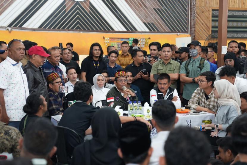 Diskusi di Bandar Baru, Kota Banda Aceh, Provinsi Aceh. 