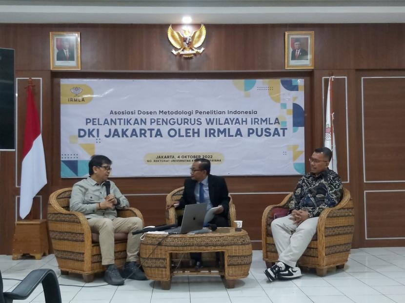 Diskusi di Sekretriat IRMLA DKI Jakarta, Kampus Universitas Krisnadwipayana (Unkris), Selasa (4/10/2022), yang dihadiri Prof Burhan Bungin, Dr. Ahmad Hermanto MM, dan Prof (HC) Suprayitno (dari kiri ke kanan).