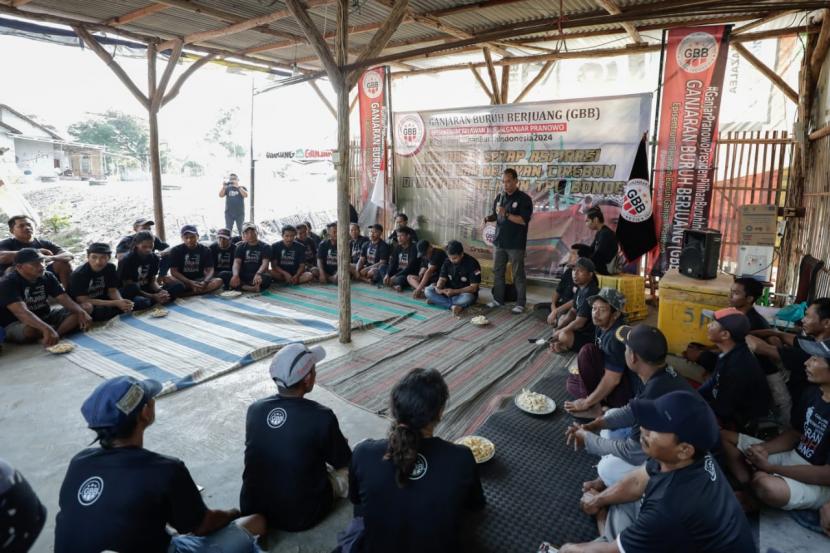 Diskusi  menyerap aspirasi dari buruh dan nelayan yang ada di Desa Mertasinga, Kecamatan Gunung Jati, Kabupaten Cirebon, Jawa Barat.