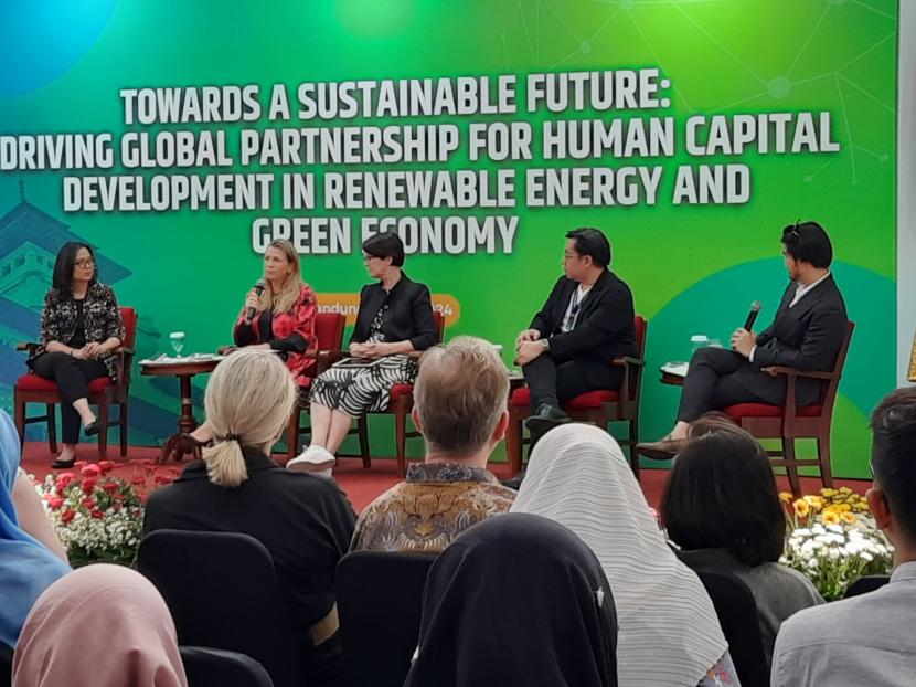 diskusi panel bertajuk Towards a Sustainable Future: Driving Global Partnerships for Human Capital Development in Renewable Energy and Green Economy University of Nottingham