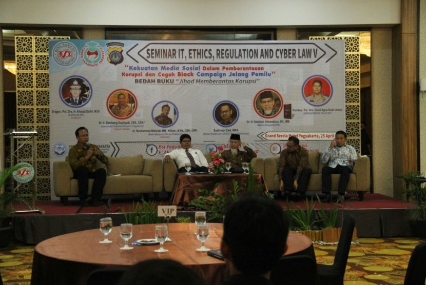 Diskusi panel pada acara Seminar IT, Ethics, Regulation, and Cyber Law AMIK BSI Yogyakarta.