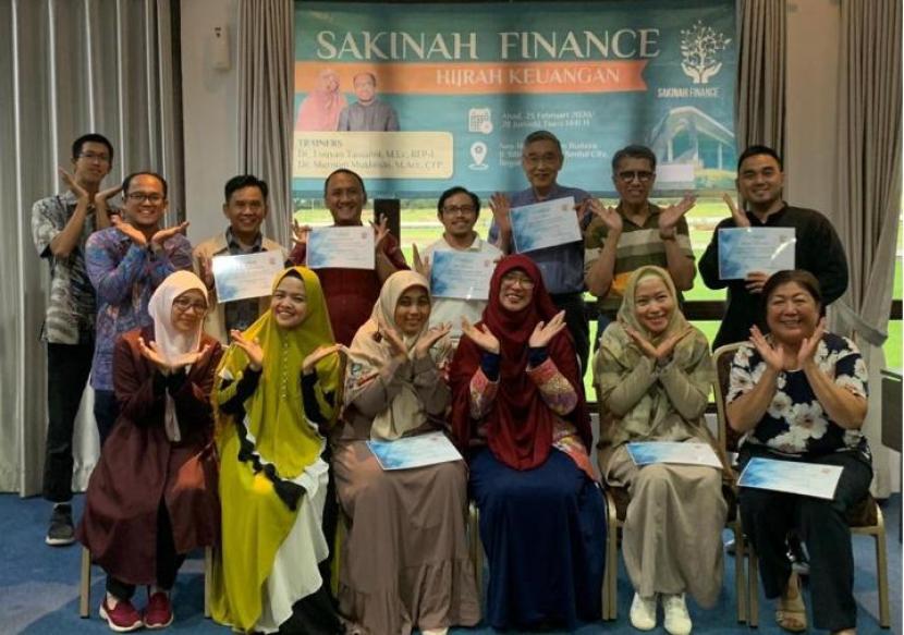 Group dskusi para alumni Sakinah Finance. Mereka semuanya memiliki pengalaman kerja dan kepedulian tentang syariah. 