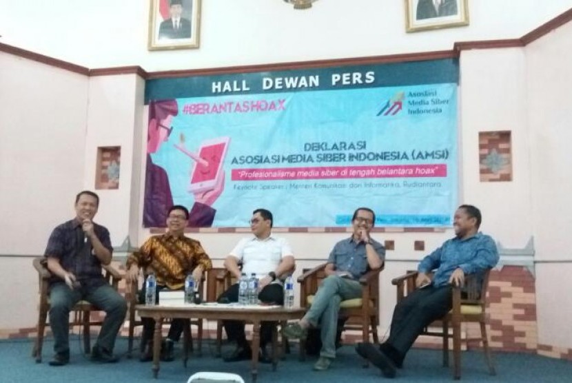 Diskusi pemberantasan berita hoax, dalam deklarasi Asosiasi Pemberantasan Medis Siber Indonesia (AMSI), di Gedung Dewan Pers, Kebon Sirih, Jakarta Pusat, Selasa (18/4).